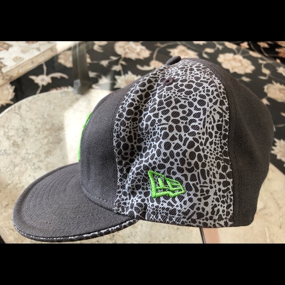NY, New Era, Fitted 7 1/4, Grey Panel and Patterned Cap, GUC - Picture 4 of 10